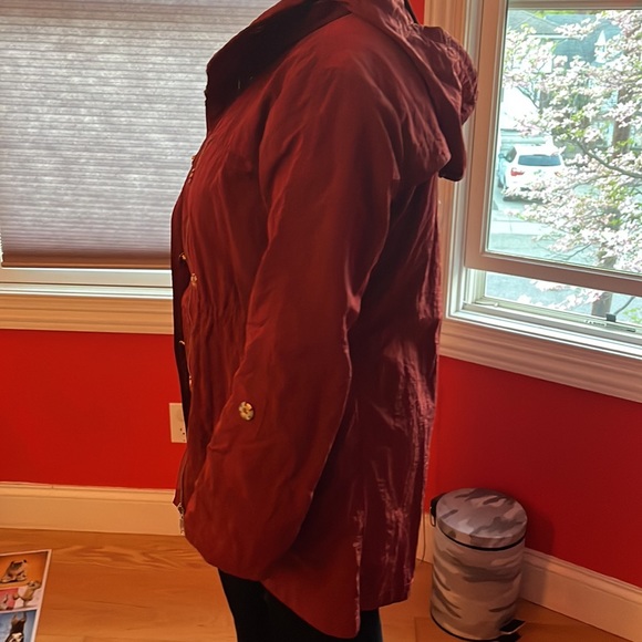 Water repellent spring/ fall maroon coat with golden buttons size M. - Picture 6 of 6